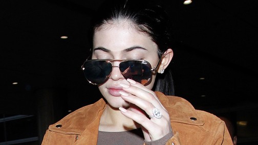 Hatalmas eljegyzési gyűrűt villantott Kylie Jenner!