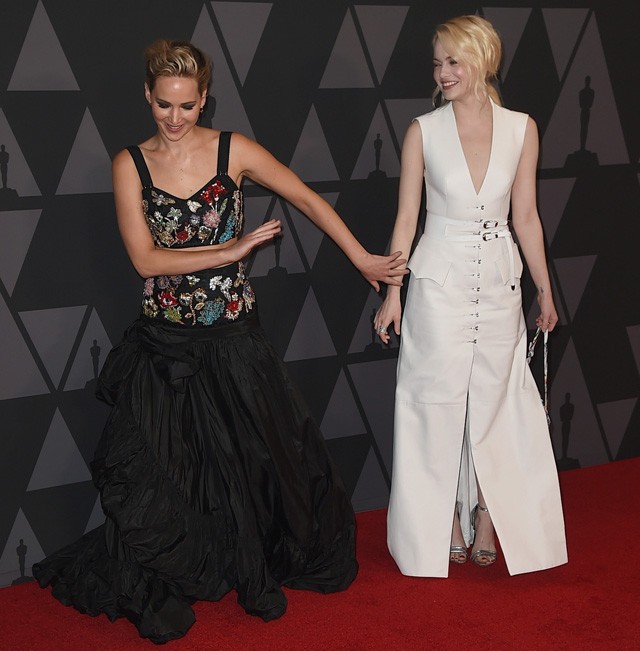 Jennifer Lawrence és Emma Stone a vörös szőnyegen bolondoznak