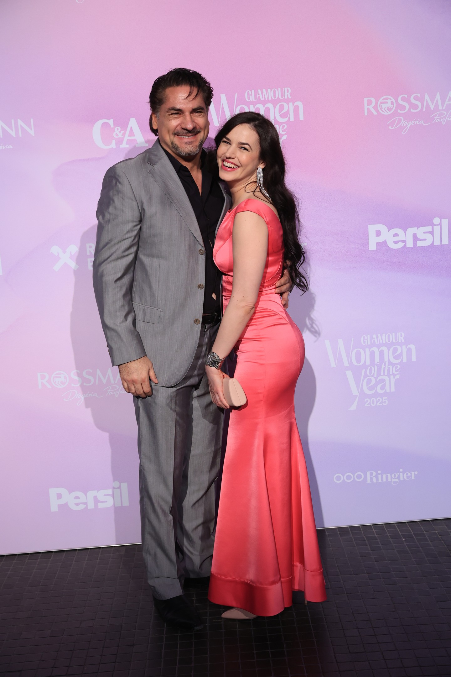 Árpa Attila és felesége, Czakó Alexandra alig tudták levenni egymásról a kezüket. A friss házasok fél éve mondták ki egymásnak a boldogító igent. 