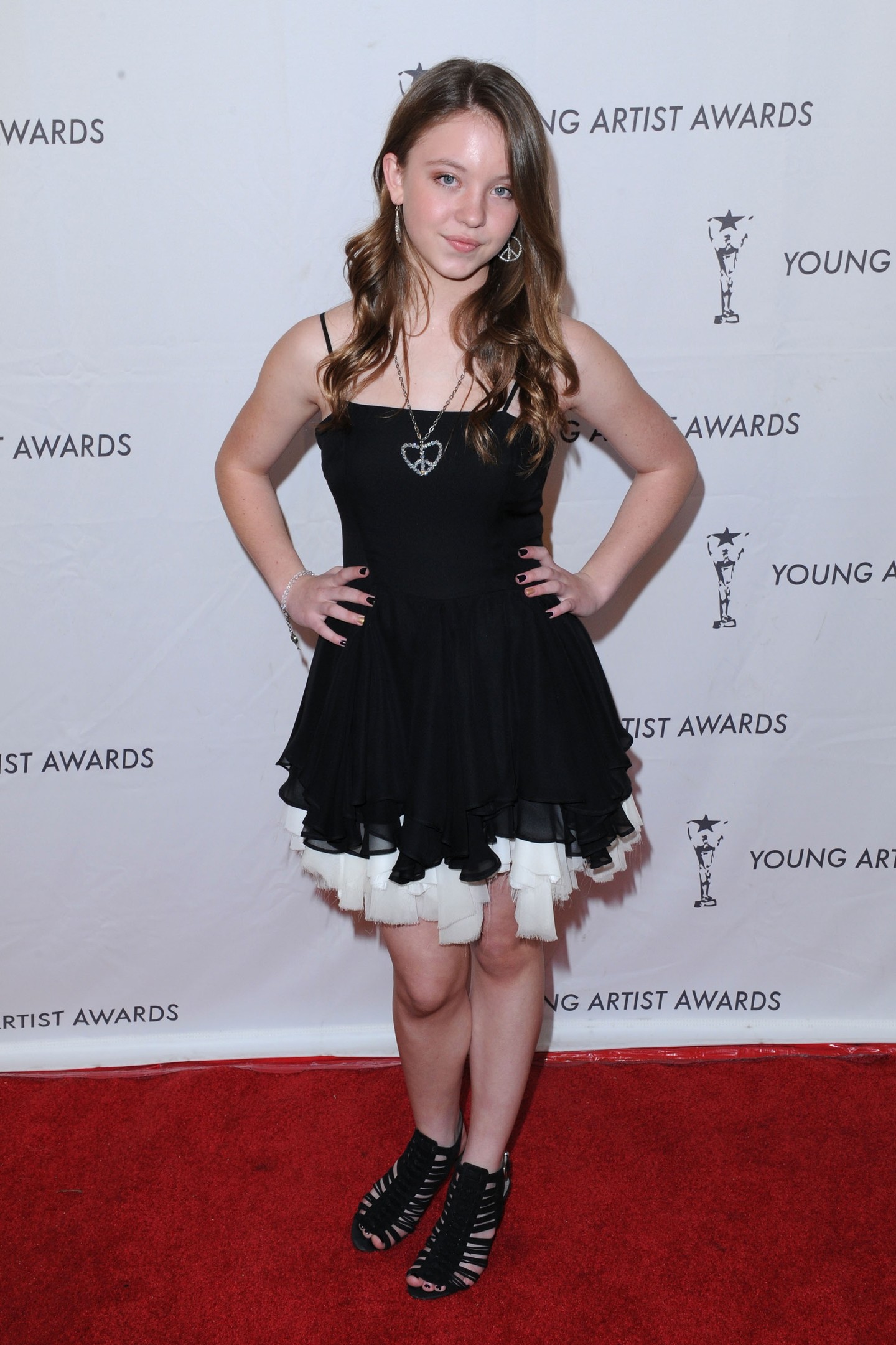 Sydney Sweeney mindössze 13 éves volt, amikor 2011. március 13-án részt vett a 32. Young Artist Awards díjátadón a kaliforniai Studio Cityben. Ez volt az első vörös szőnyeges megjelenése – és már itt látszott, hogy igazi sztáralkat.