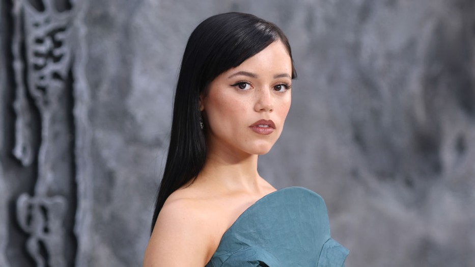 Jenna Ortega tetőtől talpig fekete szettjét Wednesday Addams is megirigyelné