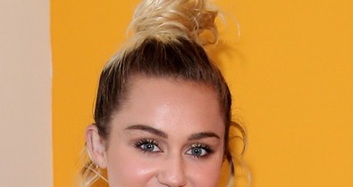 Ez olyan romantikus! Miley Cyrus jegygyűrűben az új dalának borítóján