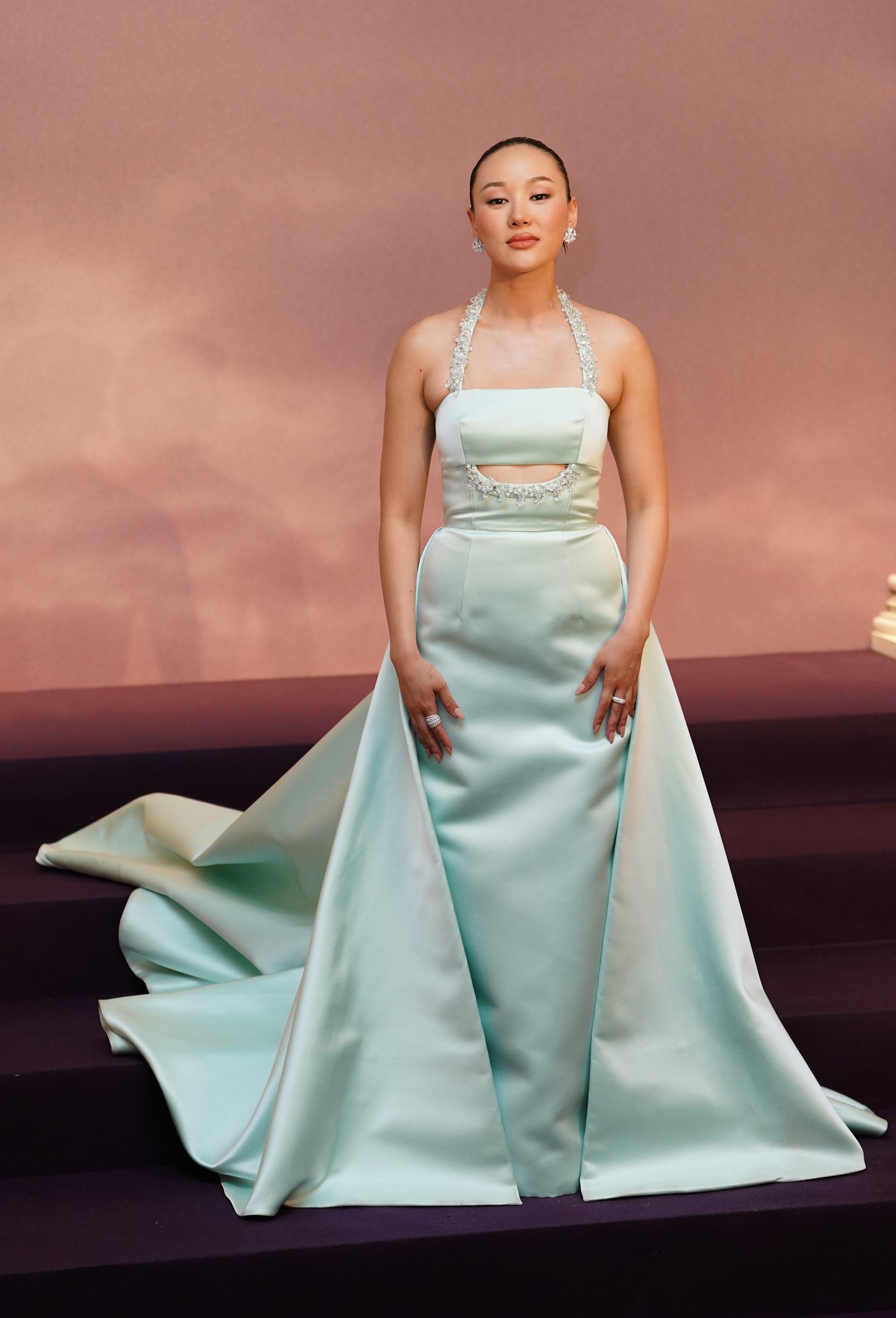 Yerin Ha - a csapat egyik újonca - egy gyönyörű, uszályos Prada szaténruhában tündökölt a bemutatón. 