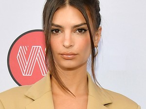 Emily Ratajkowski BIKINIBEN érkezett a New York-i divathétre