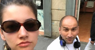 Ez a lány az utcai zaklatóival szelfizik, és az egész ZSENIÁLIS