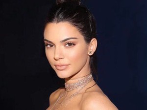 Kendall Jenner és Rihanna is bebizonyította a tetőtől talpig farmer az új trend!