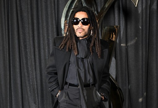 Itt meg mi történik? Pucérruhába bújt anya-lánya páros a divathéten, még az Emily Párizsban színésznője is bevállalta a meztelenkedést