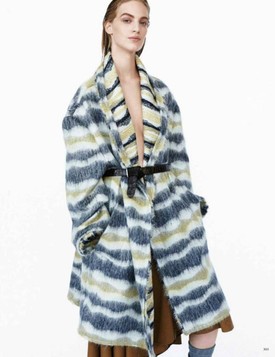 Axente Vanessa ismét a Vogue címlapján!