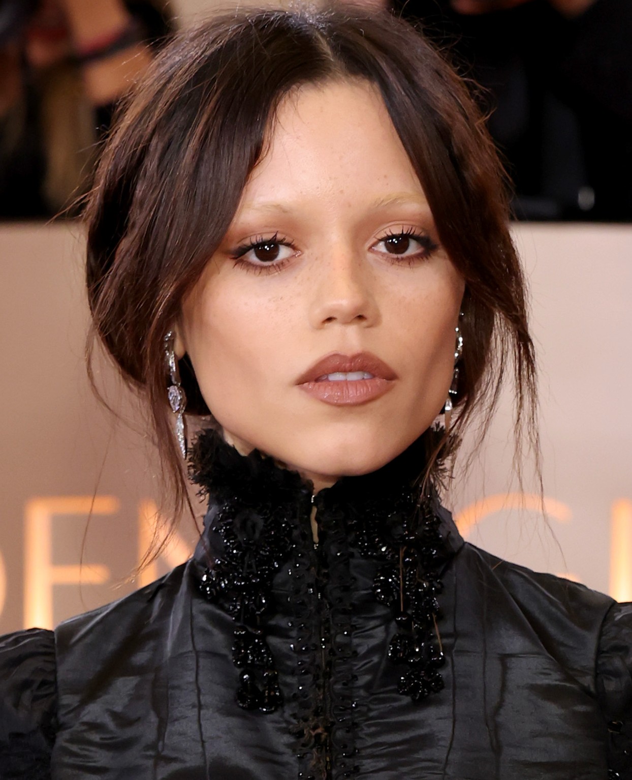 A ruha – különösen a garbója – „egy kis utalás” volt Wednesday Addamsre. A finom, visszafogott ezüst színű ékszerekkel némi lágyságot kölcsönzött a megjelenésének. 