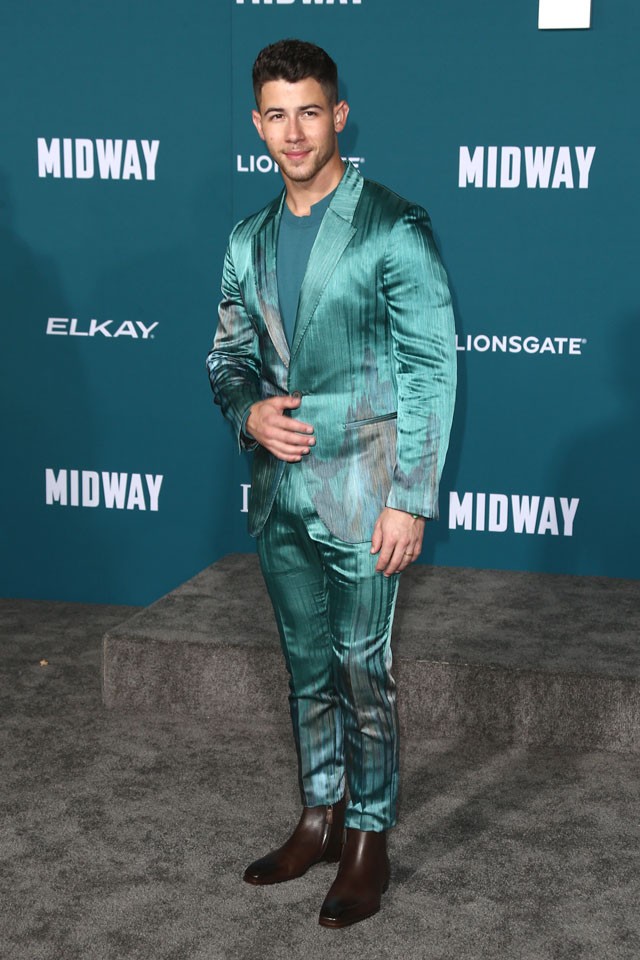 Férfi selyemszettben? Miért is ne? Nick Jonasnak még ez is jól áll!