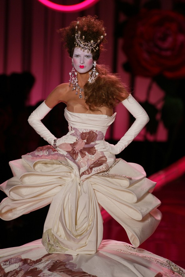 Elképesztő Dior estélyi ruha fazon 2004-ből. Egy normális alakú nőn látjuk, különleges szabása és hajtásai miatt mégis olyan, mintha a modell egy szépen megformált vázából emelkedne ki.