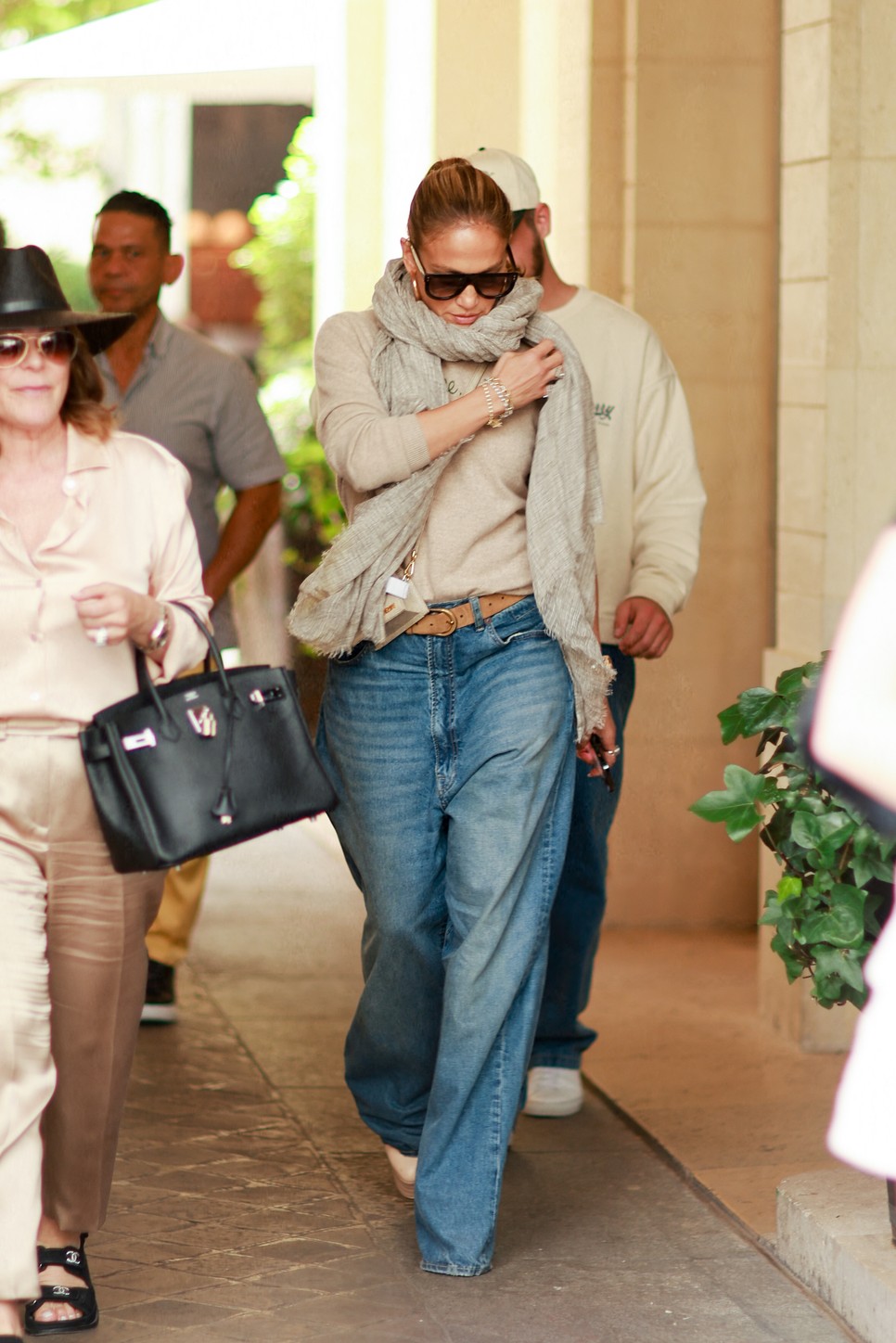 Jennifer Lopez legújabb alapdarabja a baggy farmer.