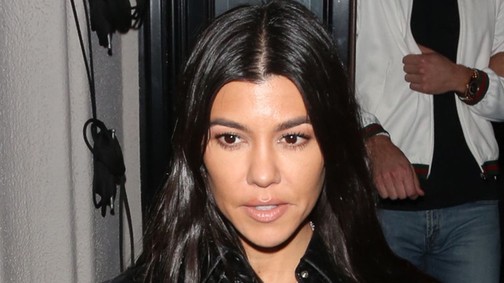 Hoppá! Kourtney Kardashian tetőtől-talpig magyar tervező ruhájában divatozott