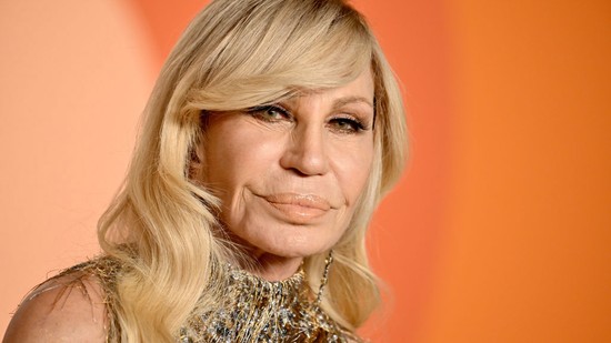 Brutális összegért vásárolta fel a Prada a Versace divatházat, Trump vámháborúja sem állította meg az üzletet