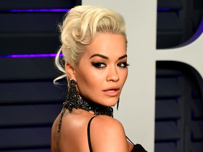 Rita Ora fenék- és bugyivillantós ruhája elég meredek