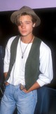 Ha valakinek jól áll a kalap + mellény kombó, az Brad Pitt. A csábos tekintete pedig már csak hab a tortán...(1989)
