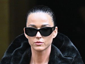 Katy Perry topless vonul Párizs utcáin, és nem kér sem engedélyt, sem elnézést