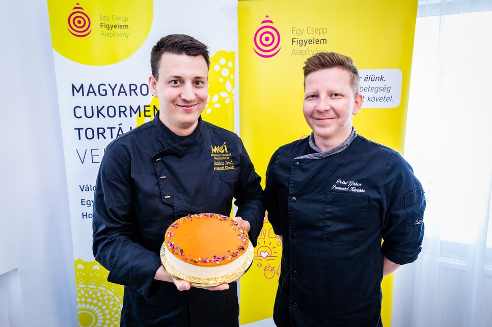 A balatongyöröki Promenád Cukrászda két mestercukrásza, Vadócz Jenő és Pethő Gábor készítette el az év cukormentes tortáját fotó: Andrasovszky Péter