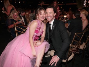 Megszületett Kaley Cuoco első babája, elragadó fotókkal jelentette be az örömhírt