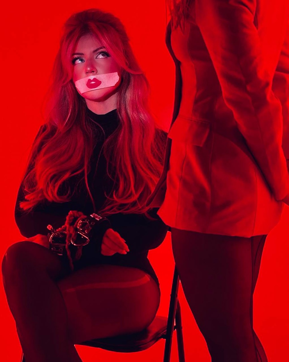 Tolvai Reni szakadt harisnyát visel Túsz című klipjében