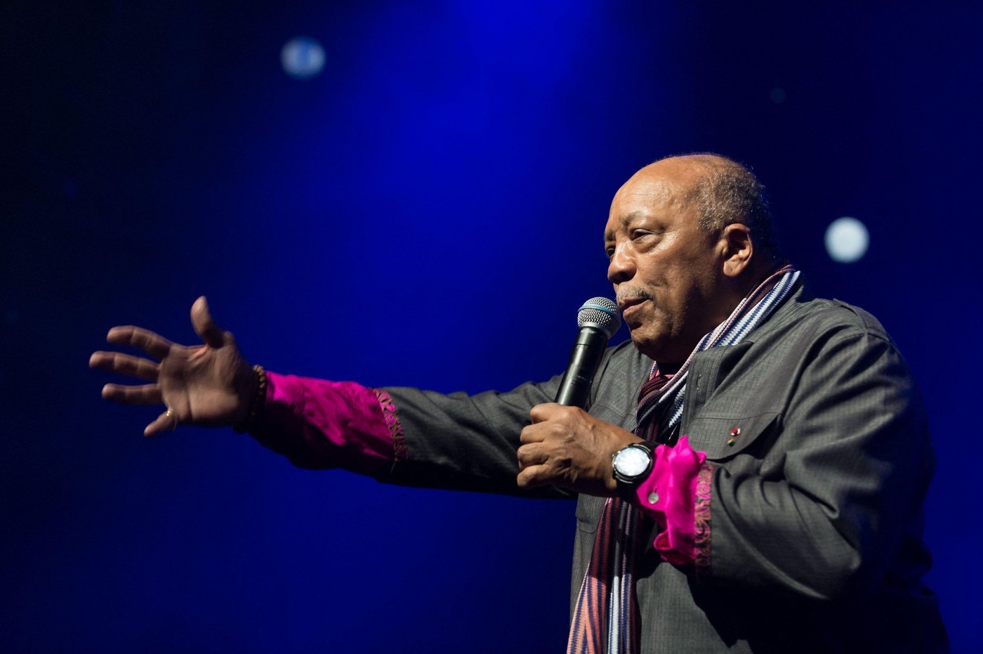 Quincy Jones (1933–2024) A legendás amerikai zeneszerző, trombitás és zenei producer 91 éves korában hunyt el. Pályafutása során több mint 80 Grammy-jelölést kapott, és 28 alkalommal nyerte el a rangos díjat. Olyan ikonikus albumok producere volt, mint Michael Jackson "Thriller" című lemeze.