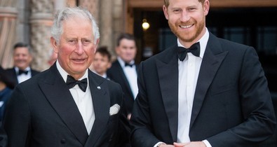 Károly király sorsfordító lépésre készül Harry herceggel az oldalán