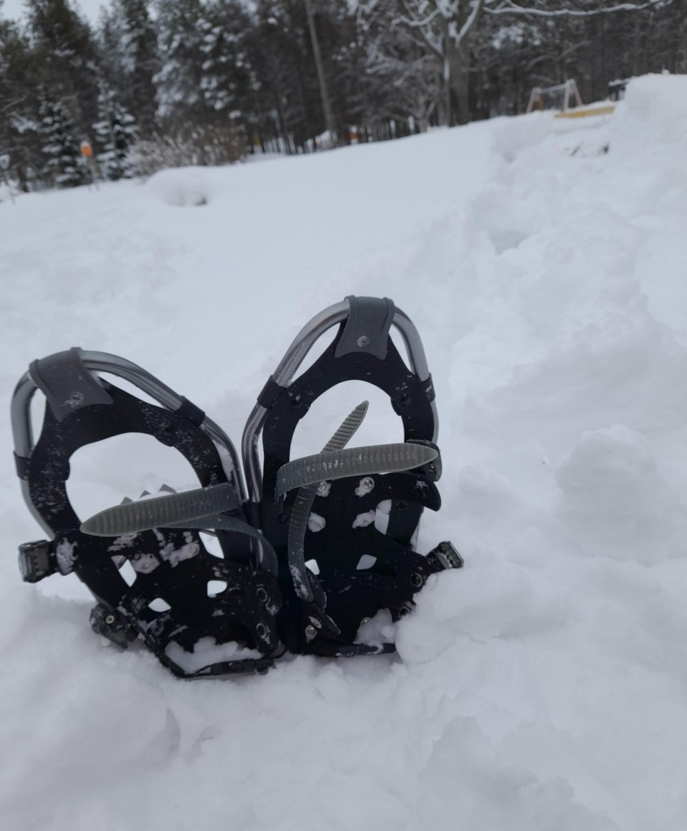 Tavasszal (amikor még mindig van hó bőven, de a nappalok már világosabbak és melegebbek) az ovisok rendszeresen járnak síelni, korcsolyázni vagy a hócipőzést gyakorolni. 