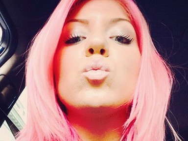 Tolvai Reni pink hajjal is szexi