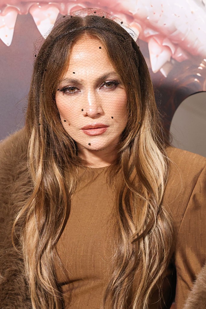 Balayage dimenziók: A Jennifer Lopez által előszeretettel viselt méz- és szőke balayage melírok mélységet és extra optikai dúsítást adnak a hosszú frizurának.