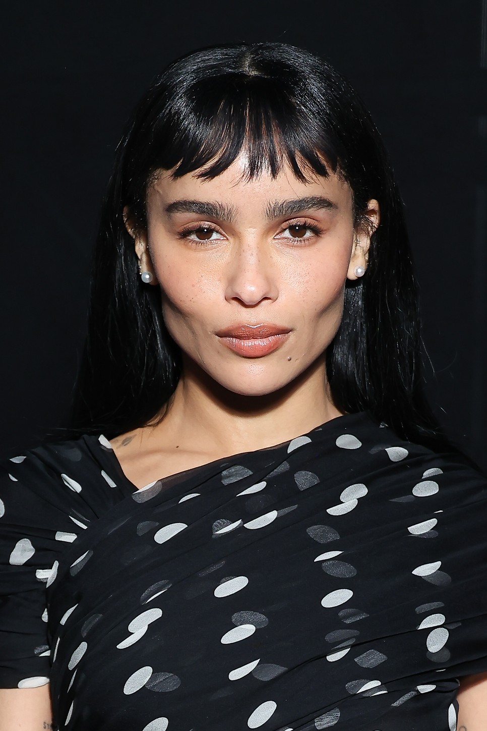 Zoë Kravitz karakteres arcát nagyon szépen lágyítja a baby frufru hajtrend