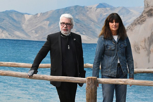Virginie Viard és Karl Lagerfeld a Chanel tengerpartkifutóján 2019 tavasz-nyár