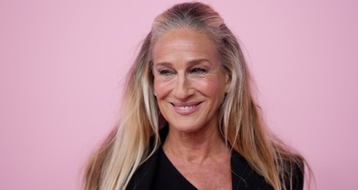 Sarah Jessica Parker Diana hercegnét idéző ruhában találkozott Kamilla királynéval