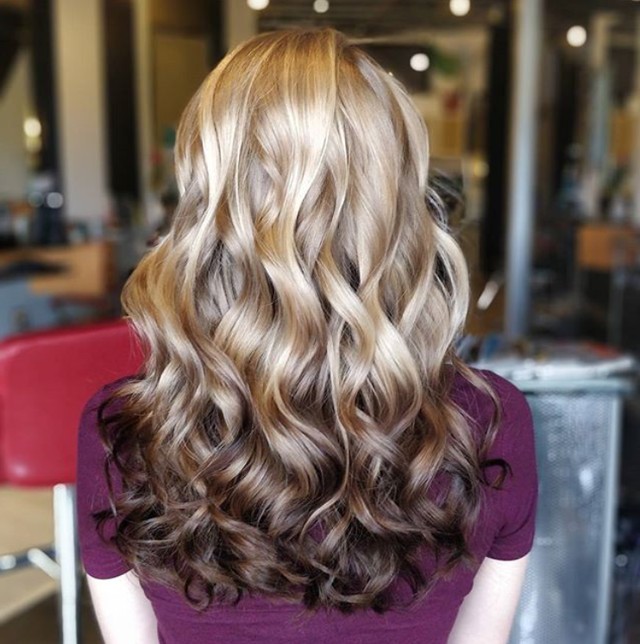 Itt az új kedvenc hajtrended: a fordított balayage!
