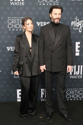 Kaley Cuoco és Tom Pelphrey nemcsak azzal fejezték ki összetartozásukat, hogy kézen fogva pózoltak a kameráknak, hanem azzal is, hogy összeöltöztek.  