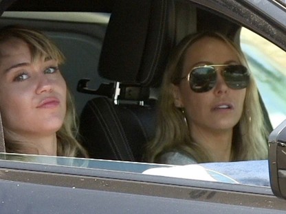 Miley Cyrus megint új állítólagos barátnőjével lóg - komolyodik a dolog?