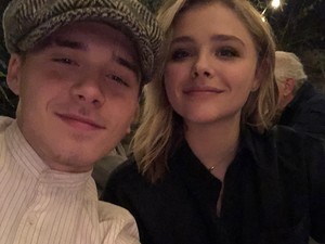 Brooklyn Beckham máris más lánnyal csókolózik, pedig csak most szakítottak Chloe Moretz-zel!