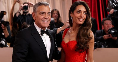 Amal Clooney meztelenruhában ragyogott, királynőként tündökölt George Clooney oldalán