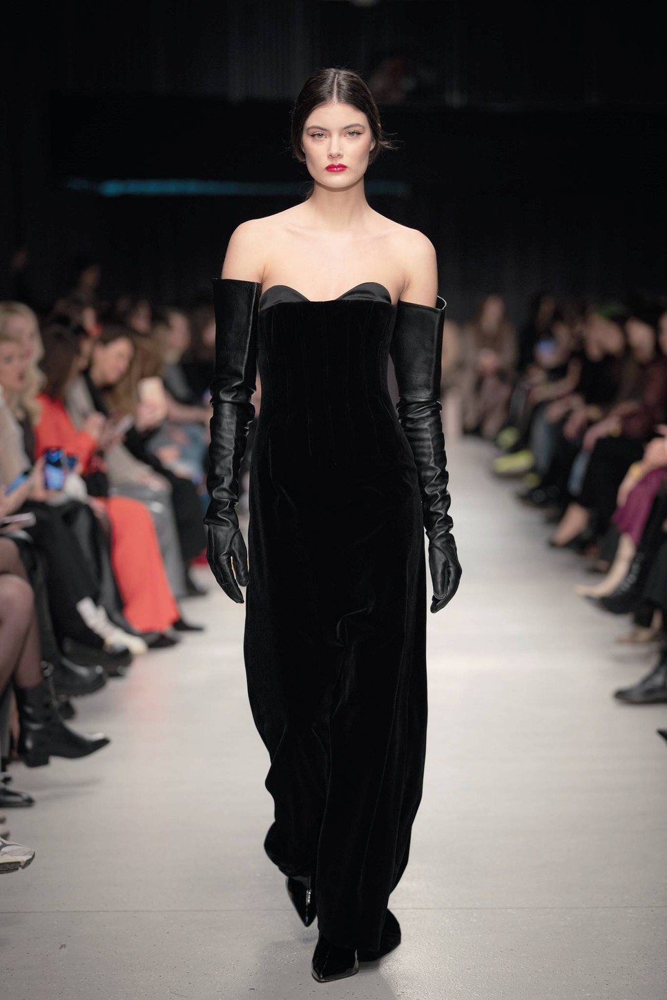 Legújabb kollekcióját tavaly a BCEFW-en mutatta be, a „creative black tie” öltözködési előírás jegyében, fekete árnyalatokkal és változatos textúrákkal