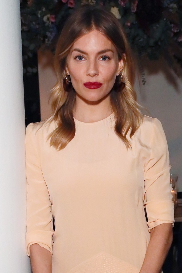 Sienna Miller sötétszőke