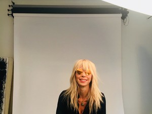 Péterfy Bori mai szettjének különlegessége a zöldes fényű arany nadrág!