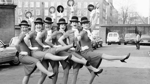 Tudod, ki tervezi a légiutaskísérők vagy a rendőrök egyenruháit? Izgalmas egyenruhák híres tervezőktől