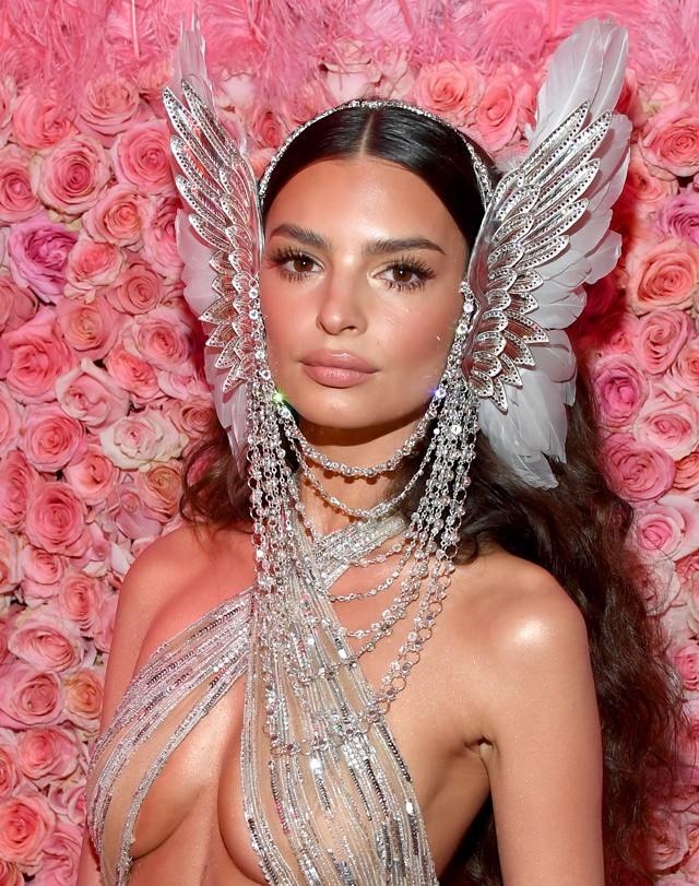 Emily Ratajkowski meztelenül készült a Met gálára, amiről persze képet is posztolt
