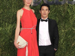 A gyönyörű magyar modell az est legbohémabb cipőjében