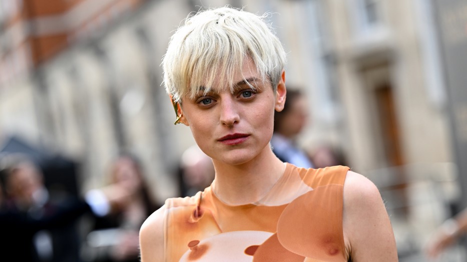 Emma Corrin nem fél a merész ruhaválasztásoktól