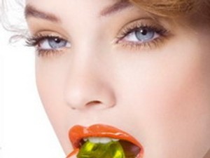 Palvin Barbi falja az édességet