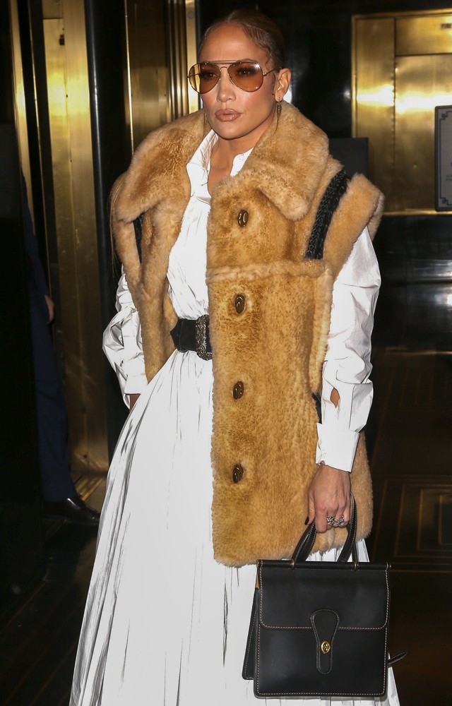 Jennifer Lopez megmutatja, hogyan viseld kedvenc nyári ruhádat télen