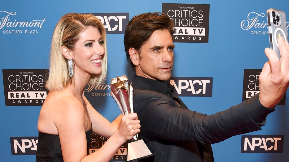 Kelly Rizzo és John Stamos a Critic"s Choice Association Bob Saget humoristának odaítélt poszthumusz díjával