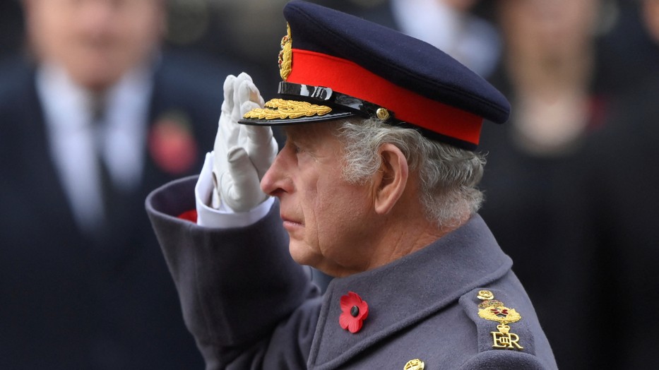 Károly király még mindig viseli édesanyja címerét