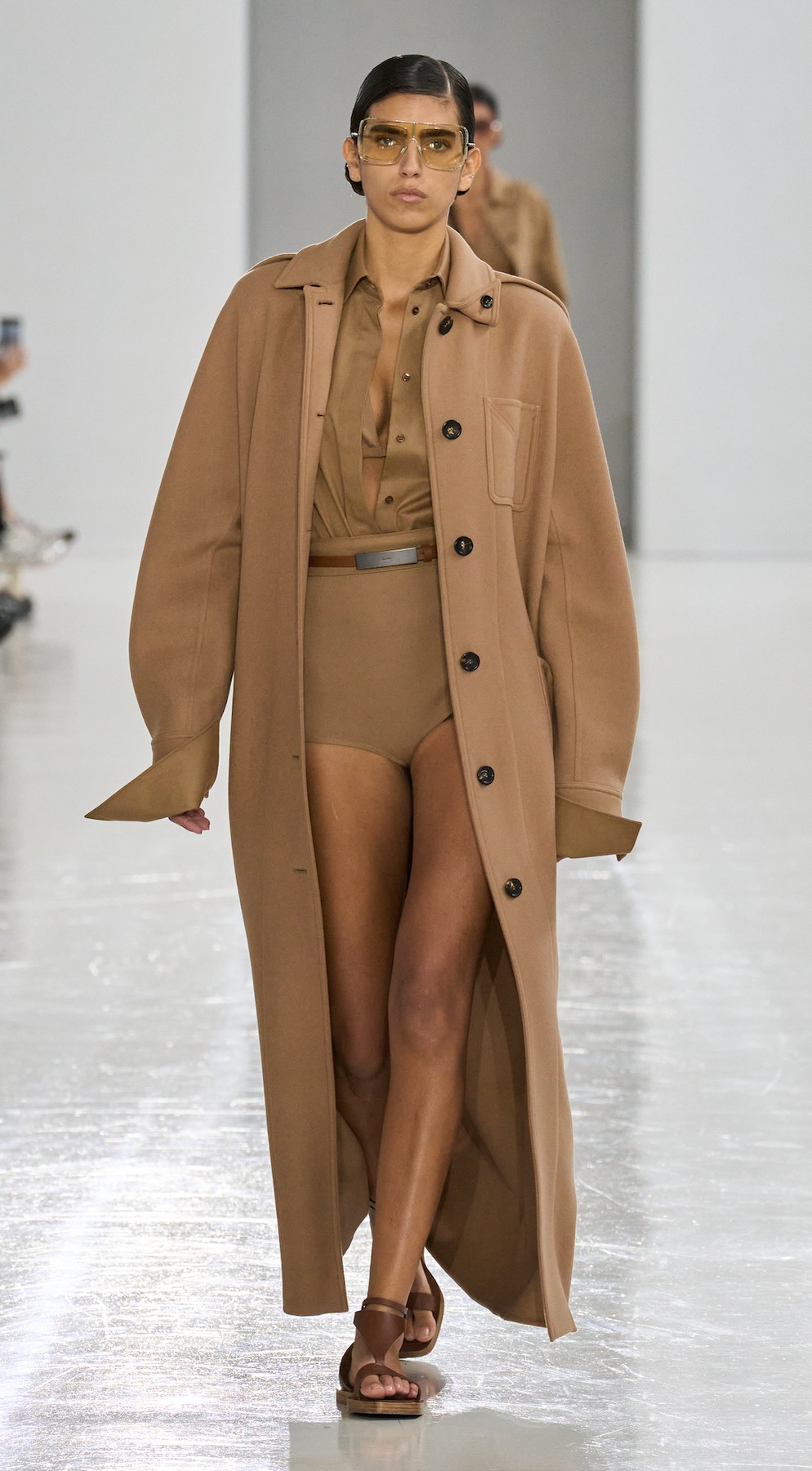 Max Mara kifutókon jól ismert ez a szín, hiszen majdnem minden szezonban megjelenik, talán azért is, mert olyan könnyű alkalmazni