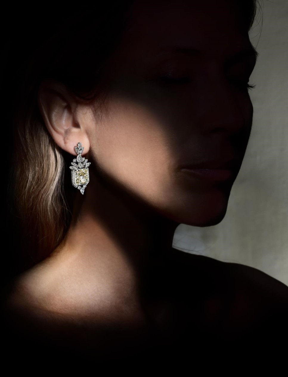 Ez az ékszer egyszerre időtlen és kimagasló értékőrző darab, amelynek eleganciája már most a gyűjtők figyelmének középpontja